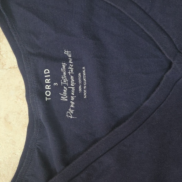 Torrid Navy Blue V-Neck Boho Tee with Arrow Design. Size 3 - Picture 3 of 3
